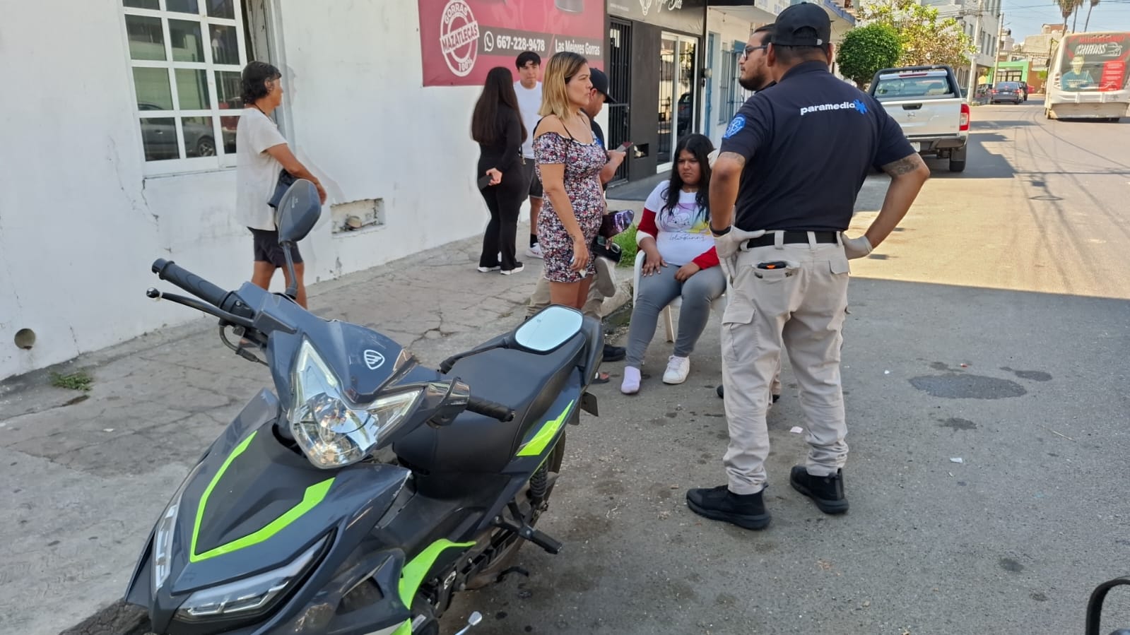 Paramédicos atienden a mujer lesionada en accidente