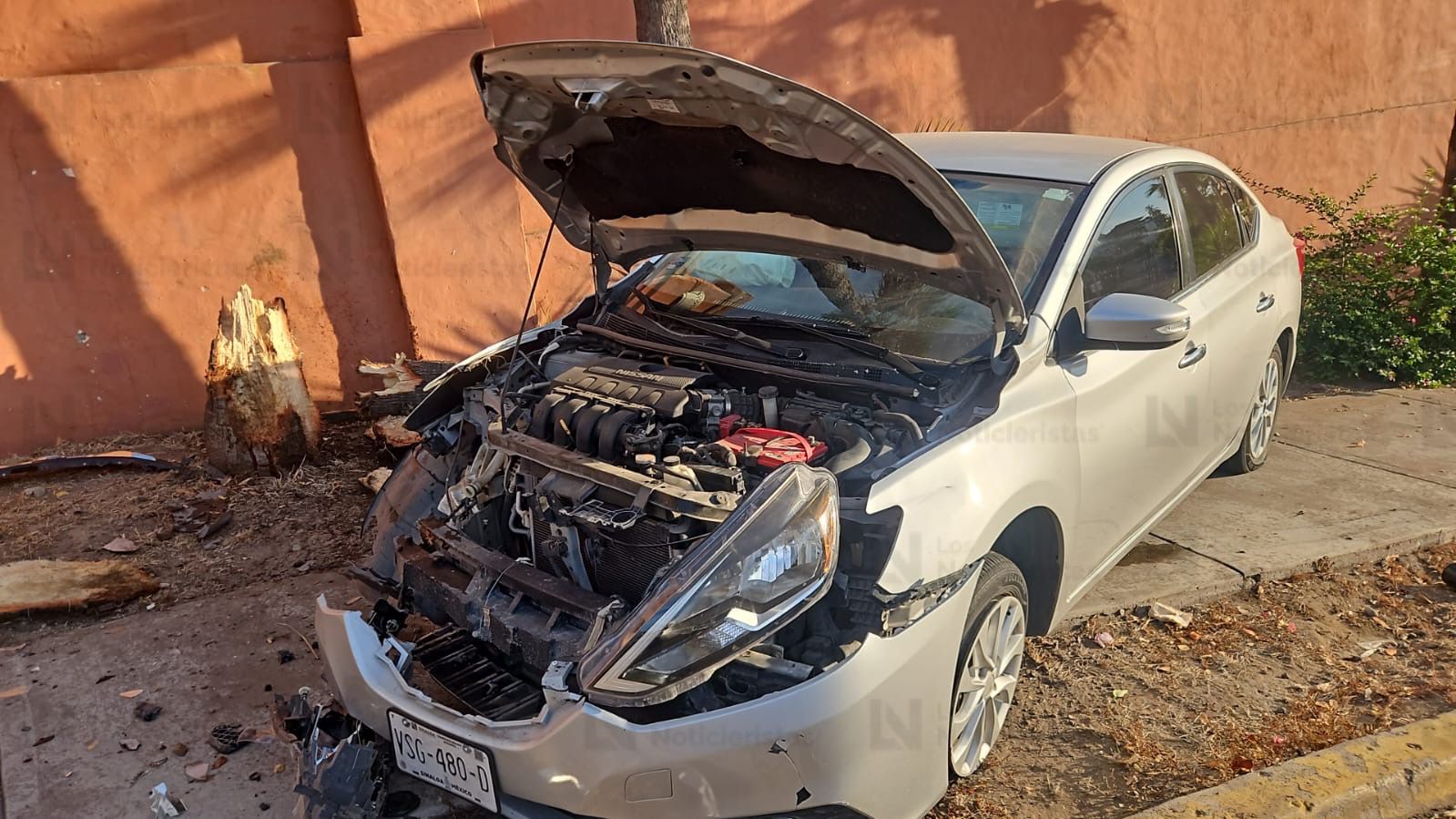 Nissan Sentra color gris chocado