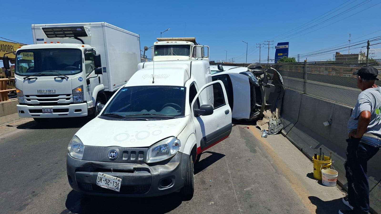 Aparatoso accidente en puente en Mazatlán