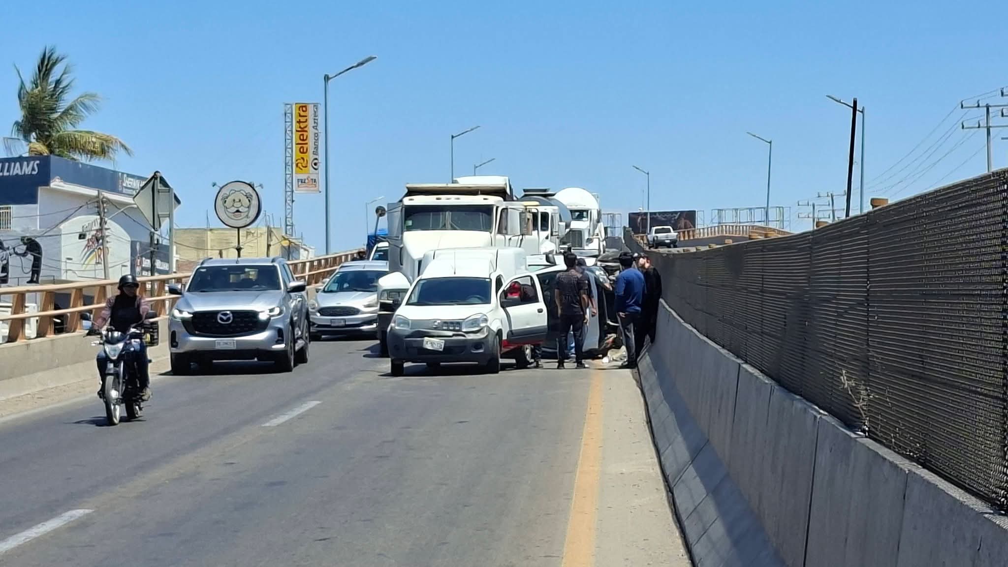 Aparatoso accidente en puente en Mazatlán
