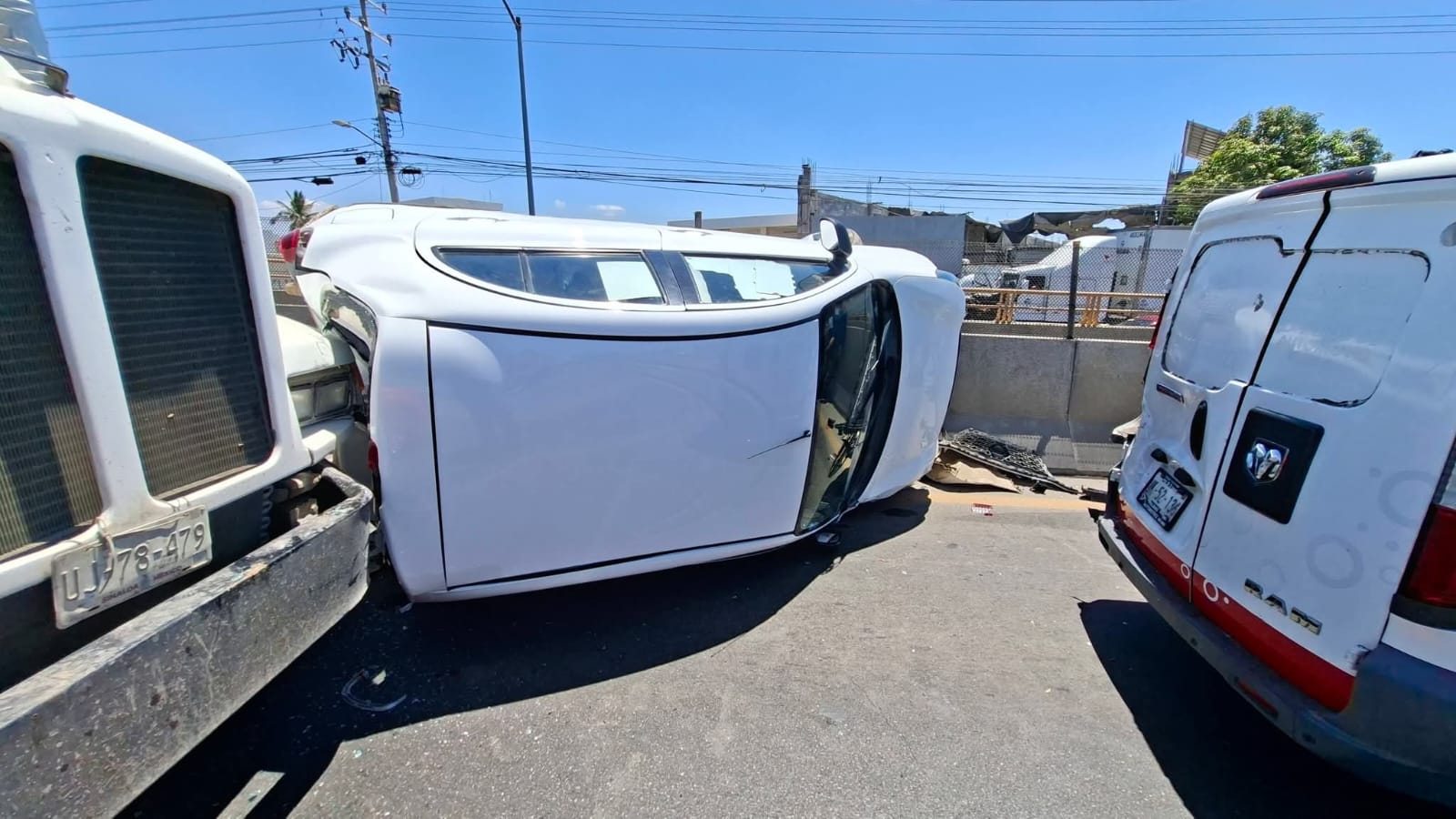Aparatoso accidente en puente en Mazatlán