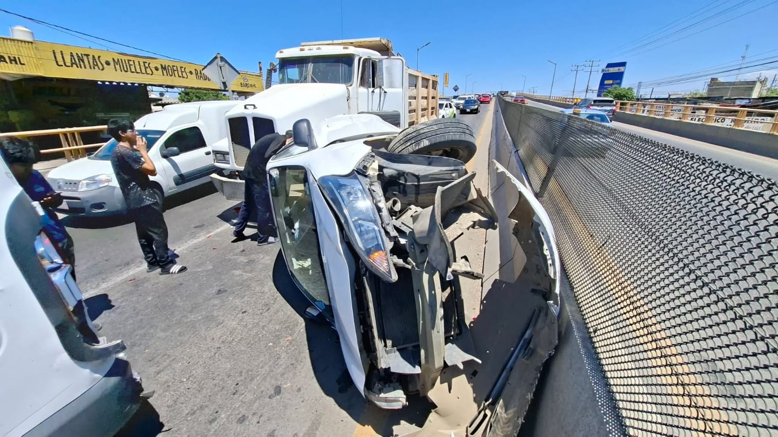 Aparatoso accidente en puente en Mazatlán