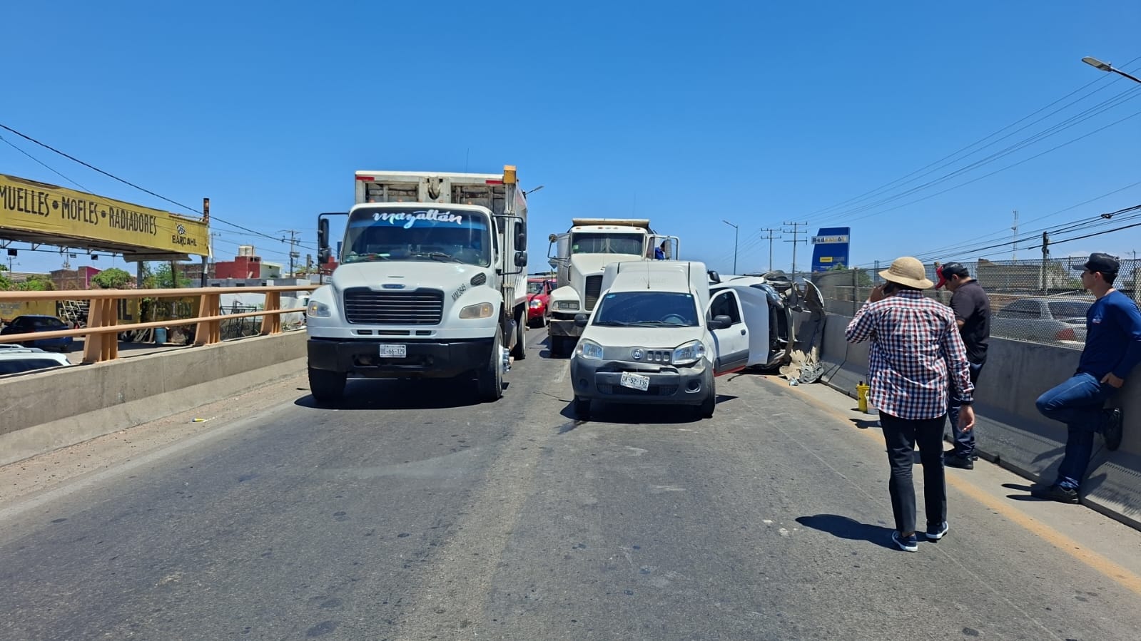 Aparatoso accidente en puente en Mazatlán