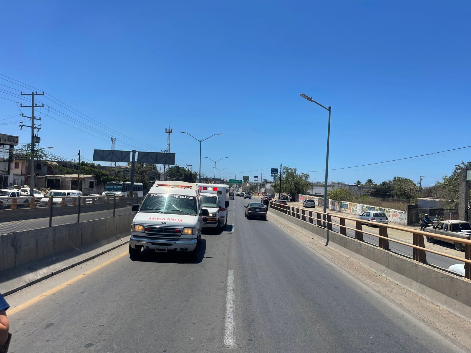 Aparatoso accidente en puente en Mazatlán