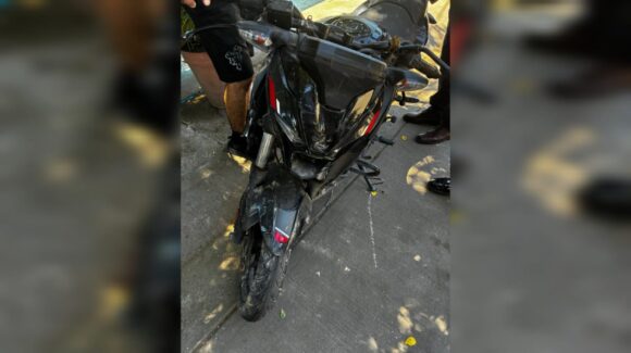 Motociclista resulta lesionado tras sufrir accidente en Prados del Sur en Los Mochis, Sinaloa
