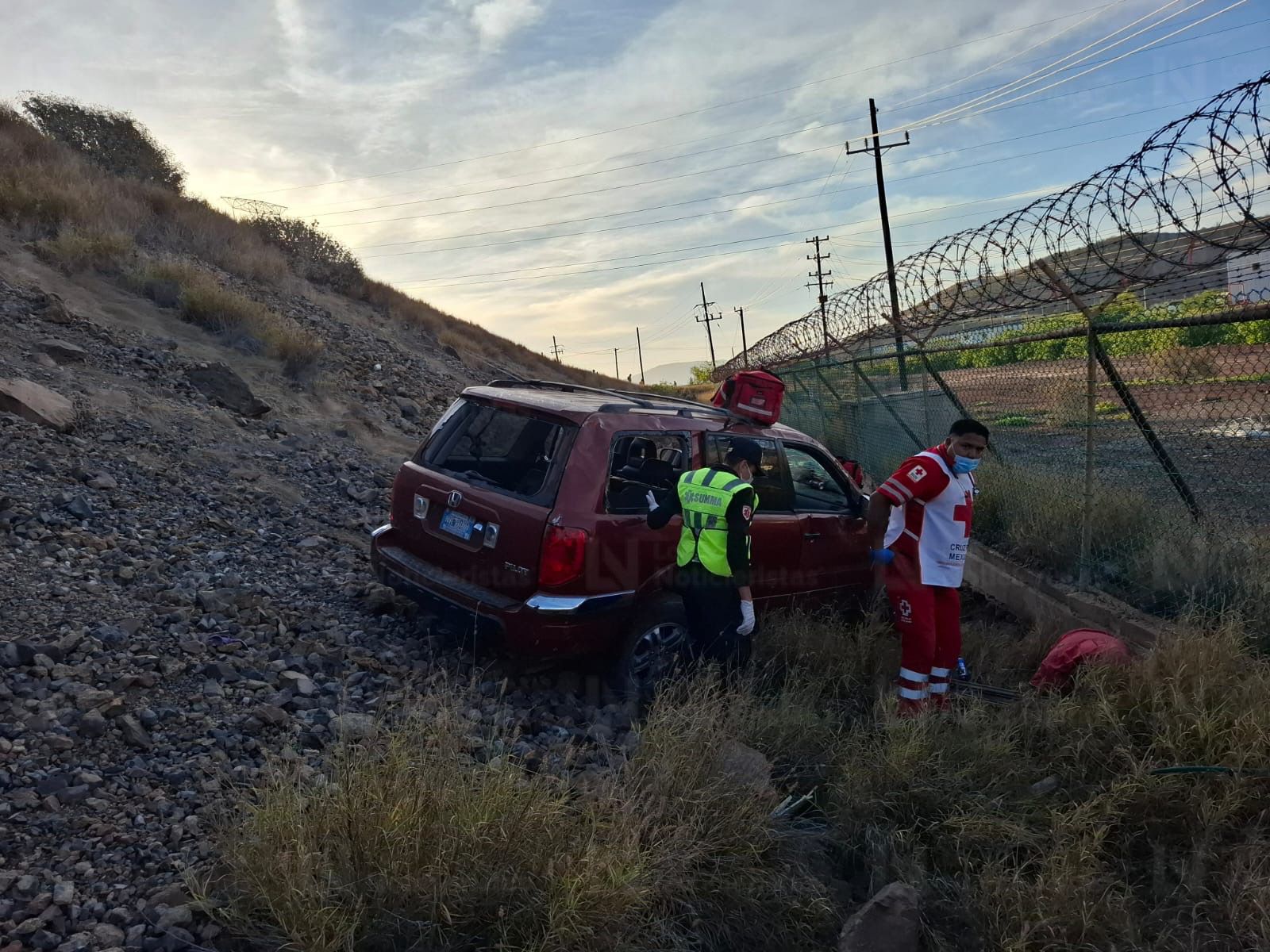 Vagoneta Honda Pilot de color tinto accidentada