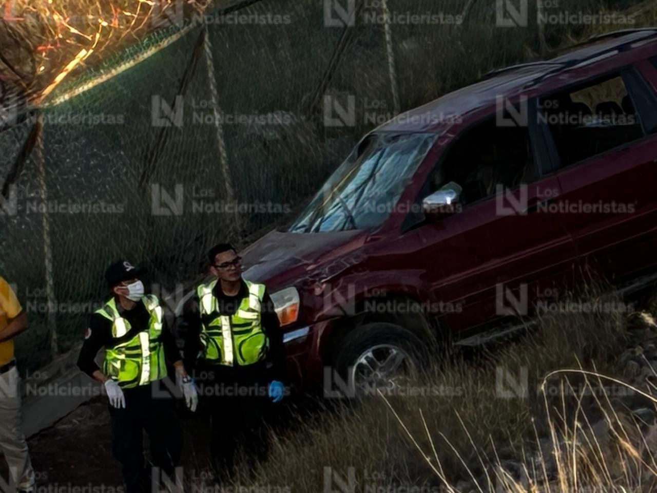 Vagoneta Honda Pilot de color tinto accidentada
