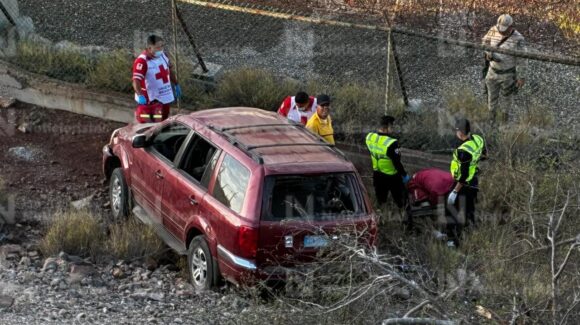 En pleno Jueves Santo, hombre pierde la vida tras caer con su vehículo del cerro de la carretera al muelle de Pemex en Topolobampo, Ahome, Sinaloa