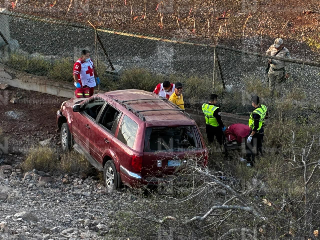 Vagoneta Honda Pilot de color tinto accidentada