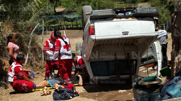 Vendedor de mariscos y un menor resultan lesionados tras volcadura en San Miguel Zapotitlán, Ahome