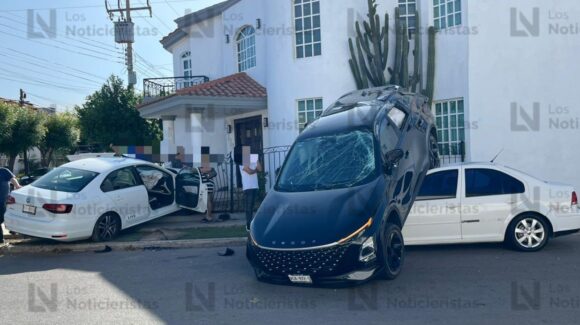 Aparatoso accidente deja dos heridos leves en el sector La Campiña de Culiacán, Sinaloa