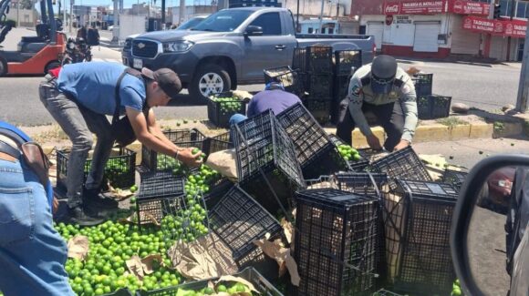 Elementos de la Guardia Nacional evitan rapiña y ayudan a comerciante de limones que sufrió accidente en Los Mochis, Sinaloa