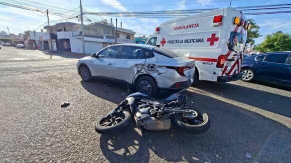 Motociclista resulta lesionado tras impactarse contra automóvil en Mazatlán, Sinaloa