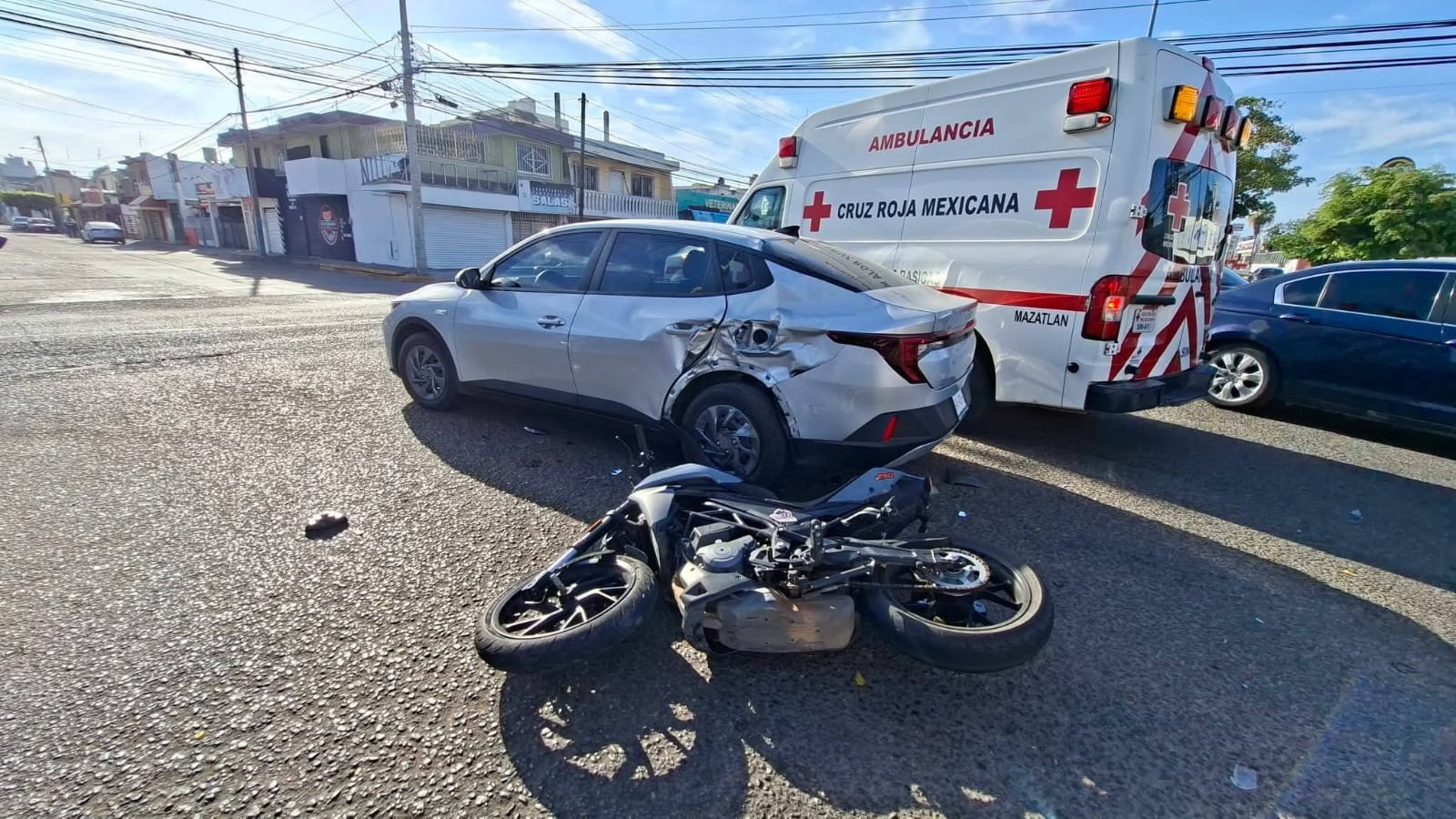 Motociclista resulta lesionado tras impactarse contra automóvil en Mazatlán, Sinaloa