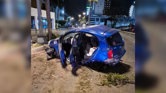 Aparatoso accidente en la Zona Dorada de Mazatlán, Sinaloa, deja cinco lesionados