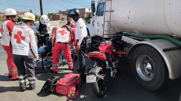 Motociclista resulta lesionado tras choque contra pipa de agua en Mazatlán, Sinaloa