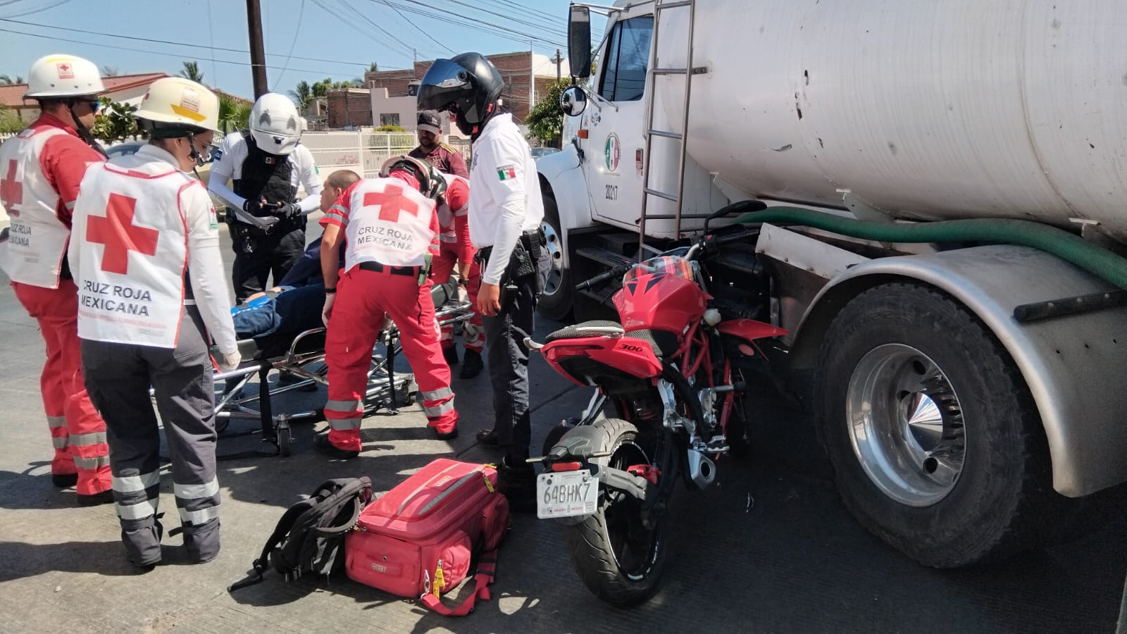 Motociclista resulta lesionado tras choque contra pipa de agua en Mazatlán