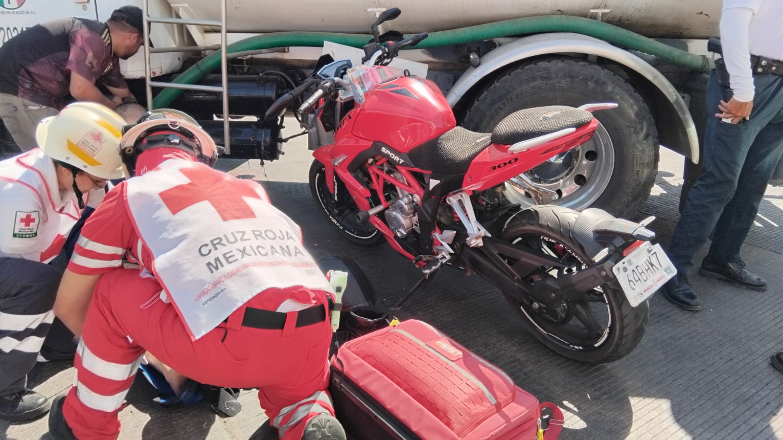 Motociclista resulta lesionado tras choque contra pipa de agua en Mazatlán