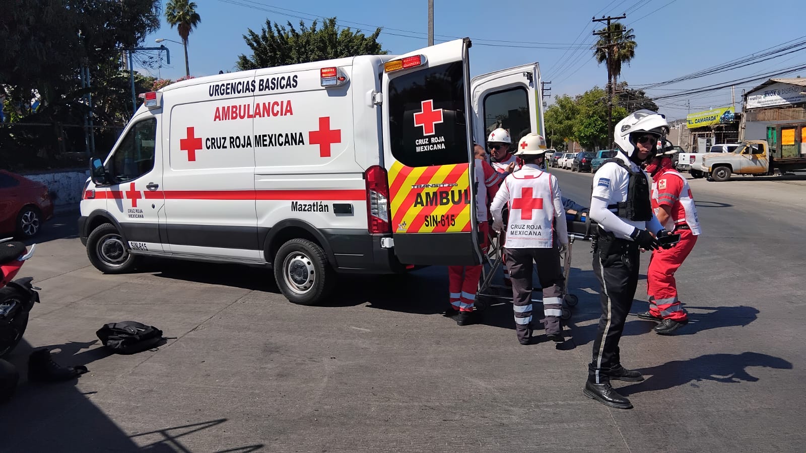 Motociclista resulta lesionado tras choque contra pipa de agua en Mazatlán