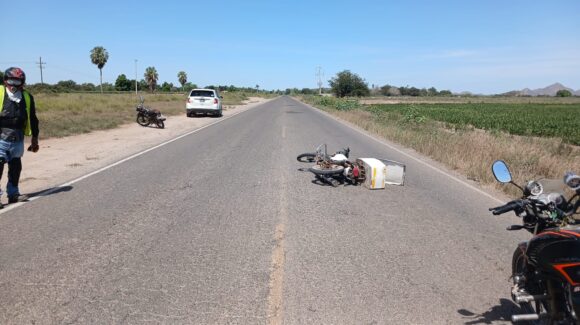 Choque de motocicletas deja dos personas lesionadas en Los Suárez, Ahome, Sinaloa