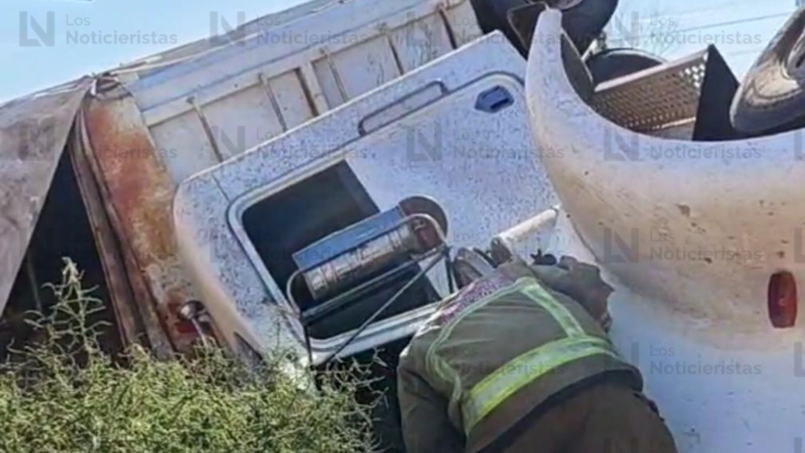 Tráiler queda volcado en la México 15 en el Valle del Carrizo, Ahome