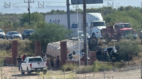 Tráiler cargado con trigo se impacta contra una vagoneta y queda volcado en la México 15, en El Carrizo, Ahome, Sinaloa