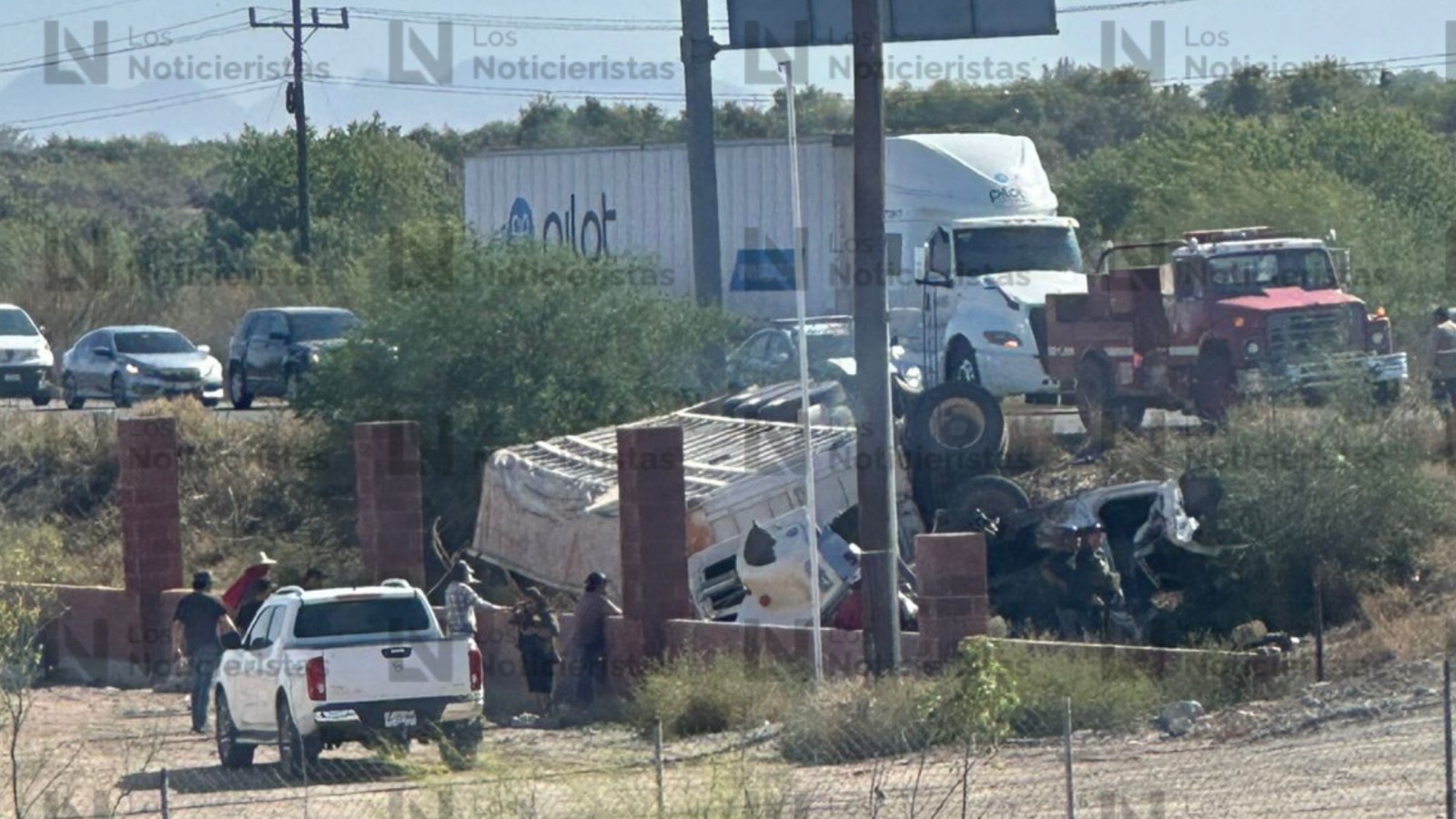 Tráiler queda volcado en la México 15 en el Valle del Carrizo, Ahome