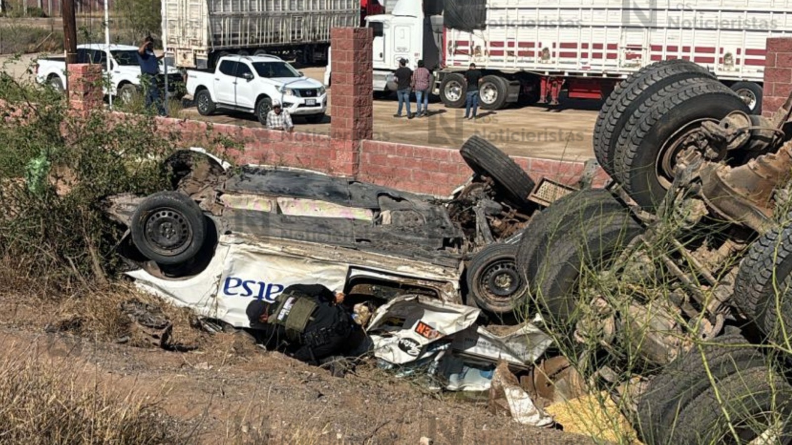Tráiler queda volcado en la México 15 en el Valle del Carrizo, Ahome