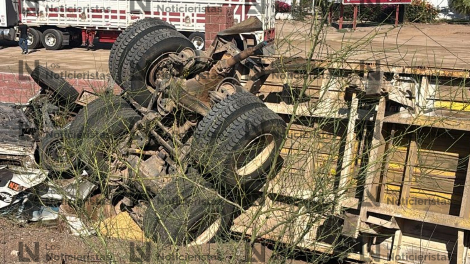 Tráiler queda volcado en la México 15 en el Valle del Carrizo, Ahome