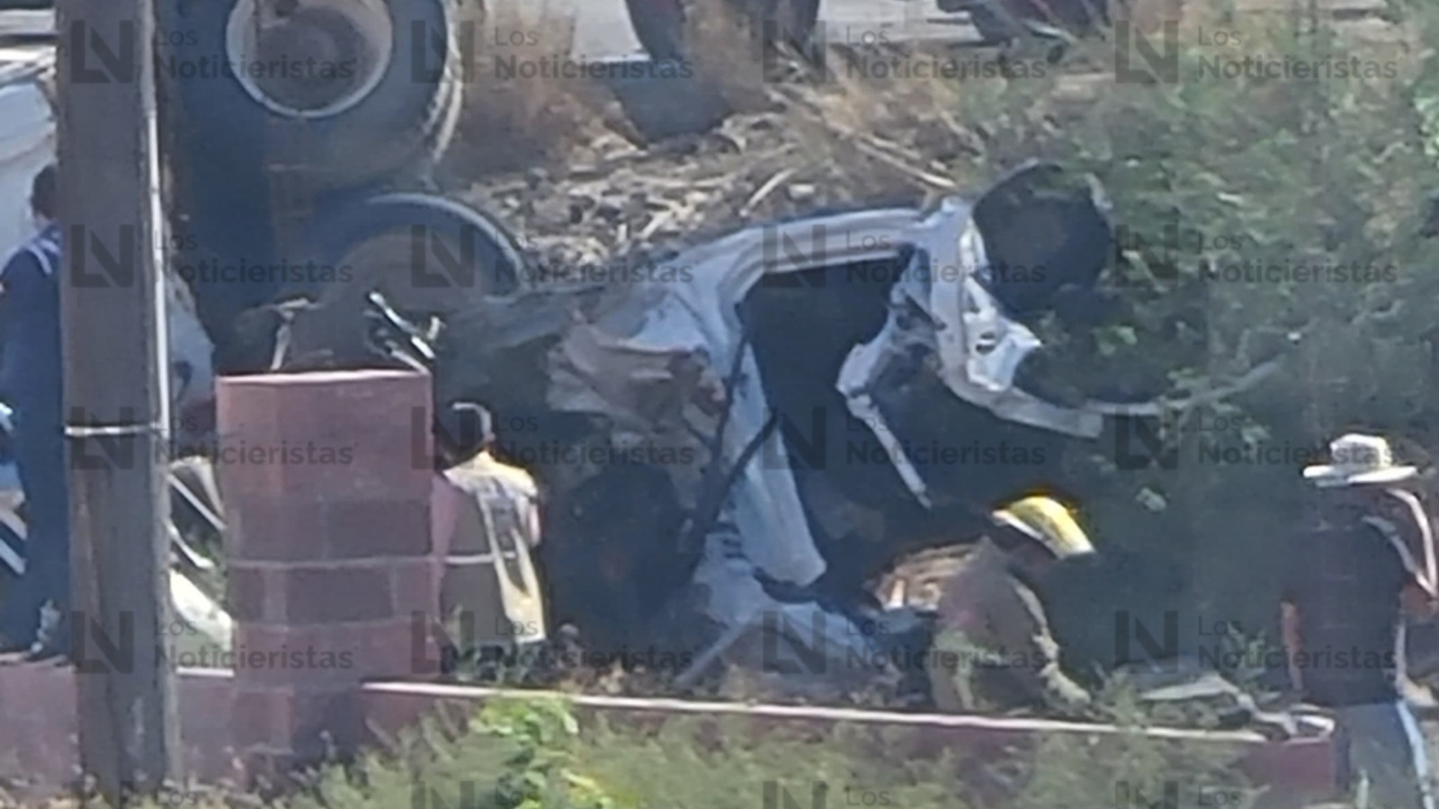 Tráiler queda volcado en la México 15 en el Valle del Carrizo, Ahome