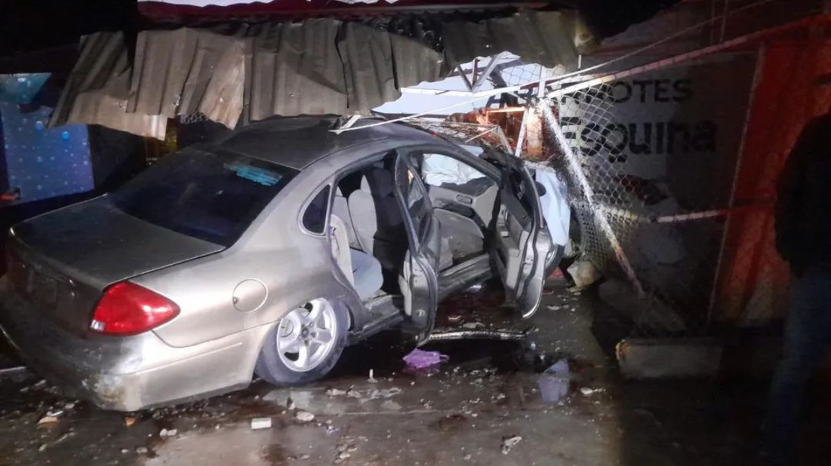 Familia se lleva tremendo susto: vehículo se impacta y termina dentro de su casa en Bacorehuis, Ahome, Sinaloa