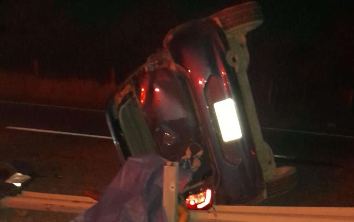 Vehículo volcado en la carretera de noche