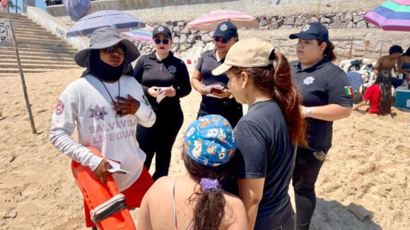 Activa SSPM 8 módulos en playas de Mazatlán, Sinaloa para dar orientación y pulseras a menores