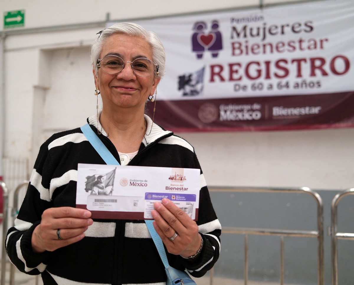 Mujer adulta mayor con su tarjeta del Bienestar