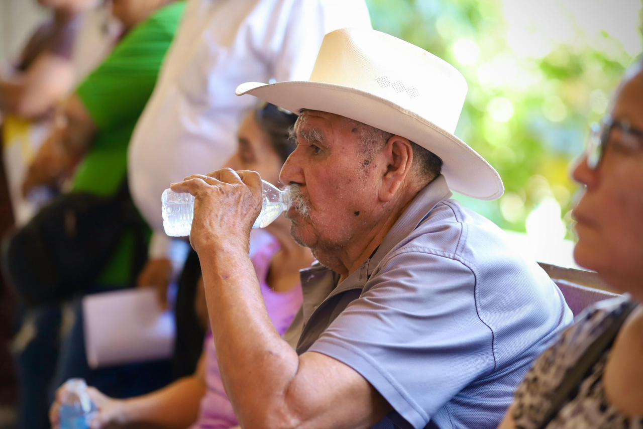 Adulto mayor bebiendo agua
