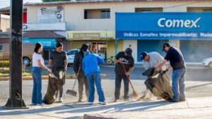 alcaldesa de guasave encabeza brigada en el bulevar central guasave