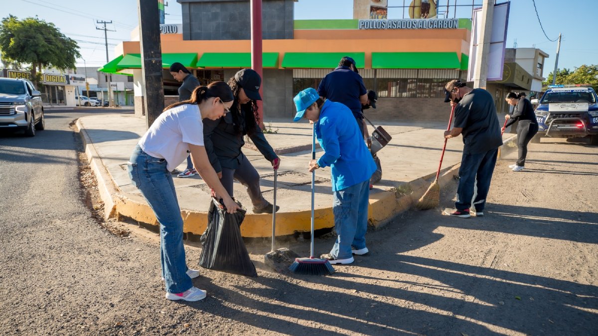 alcaldesa de guasave encabeza brigada en el bulevar central
