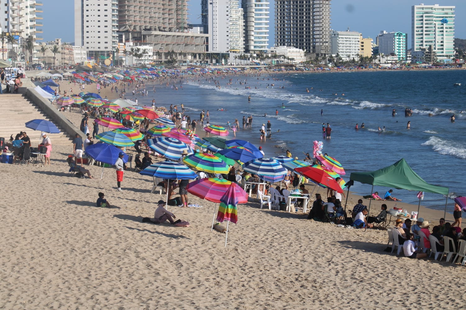 Alta afluencia turística en playas de Mazatlán