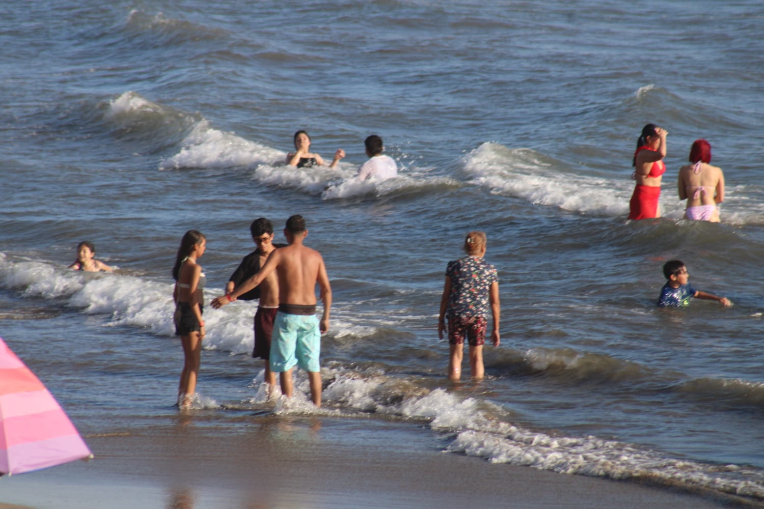 Alta afluencia turística en playas de Mazatlán