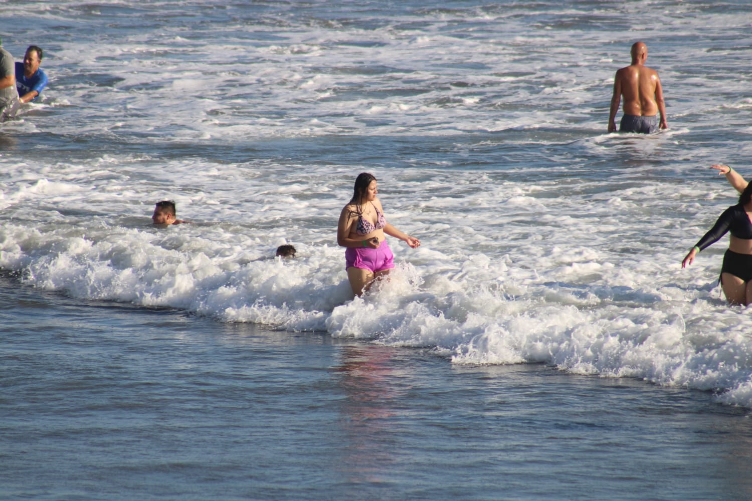 Alta afluencia turística en playas de Mazatlán