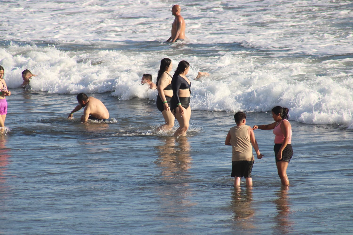Alta afluencia turística en playas de Mazatlán