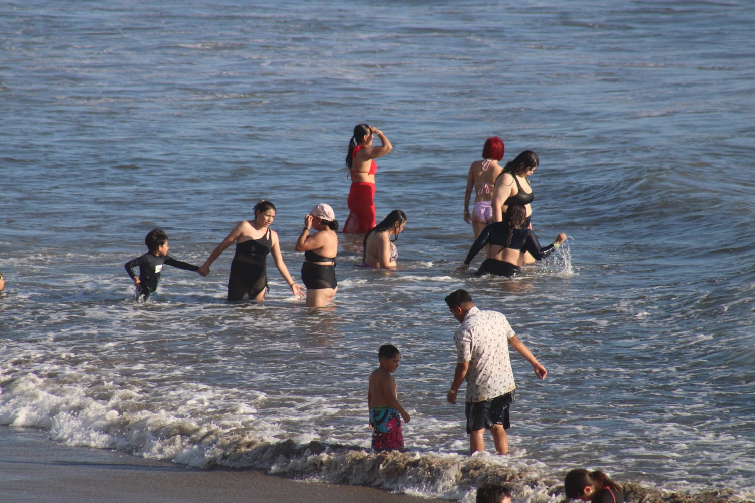 Alta afluencia turística en playas de Mazatlán
