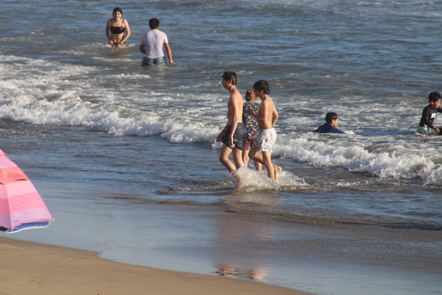 Alta afluencia turística en playas de Mazatlán