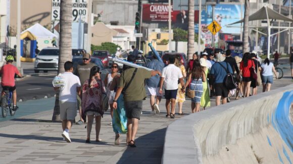 Se vive un Viernes Santo con alta afluencia turística en playas de Mazatlán, Sinaloa