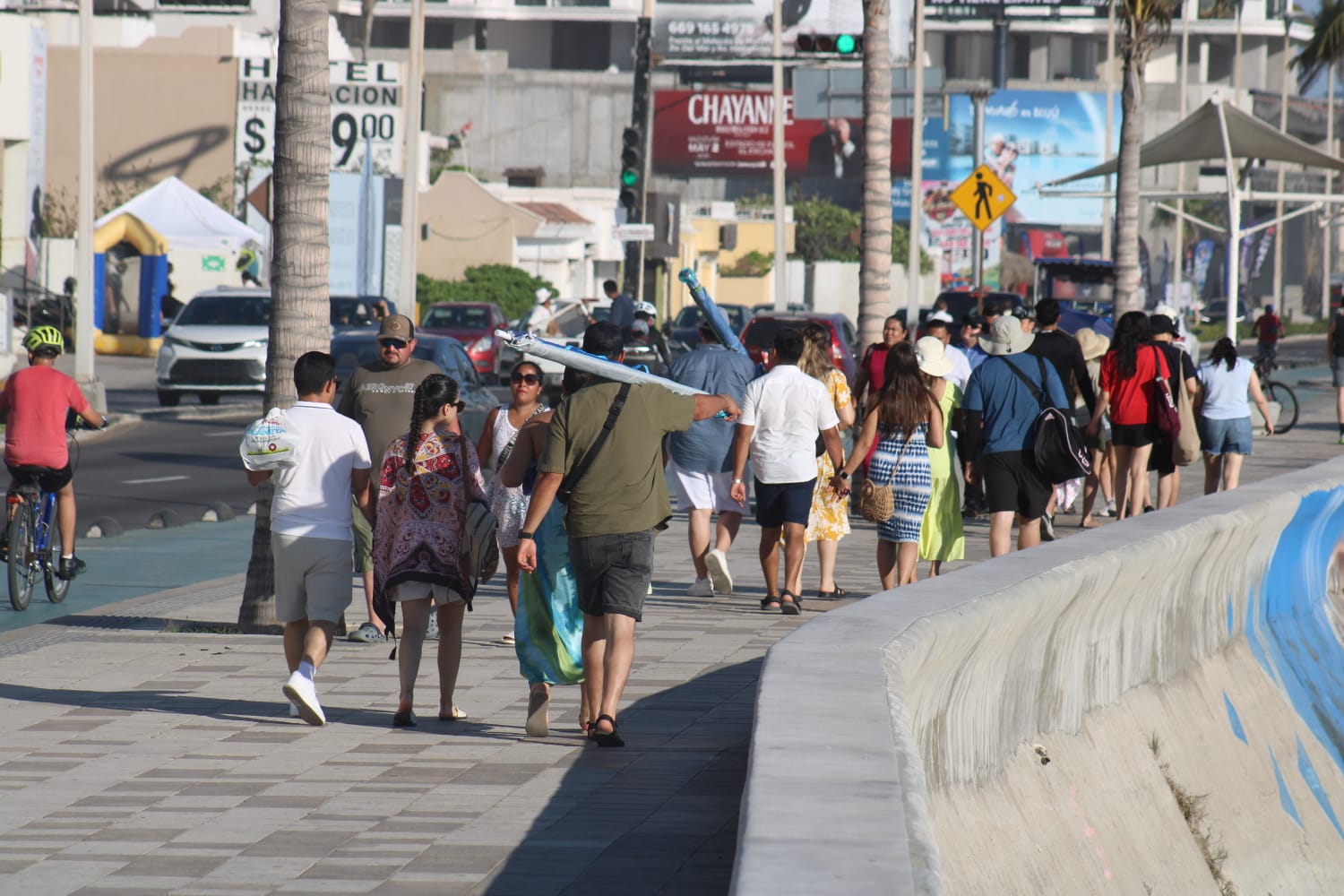 Alta afluencia turística en playas de Mazatlán