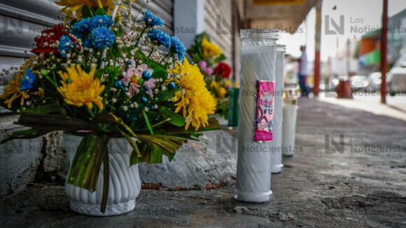 Locatarios y vecinos colocan altar a mujeres asesinadas en el Mercadito del centro de Culiacán
