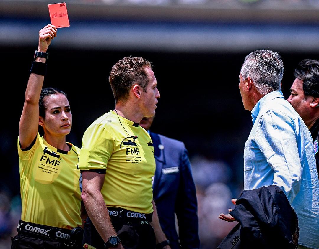 Altercado entre Sergio Bueno y la árbitra Katia Itzel