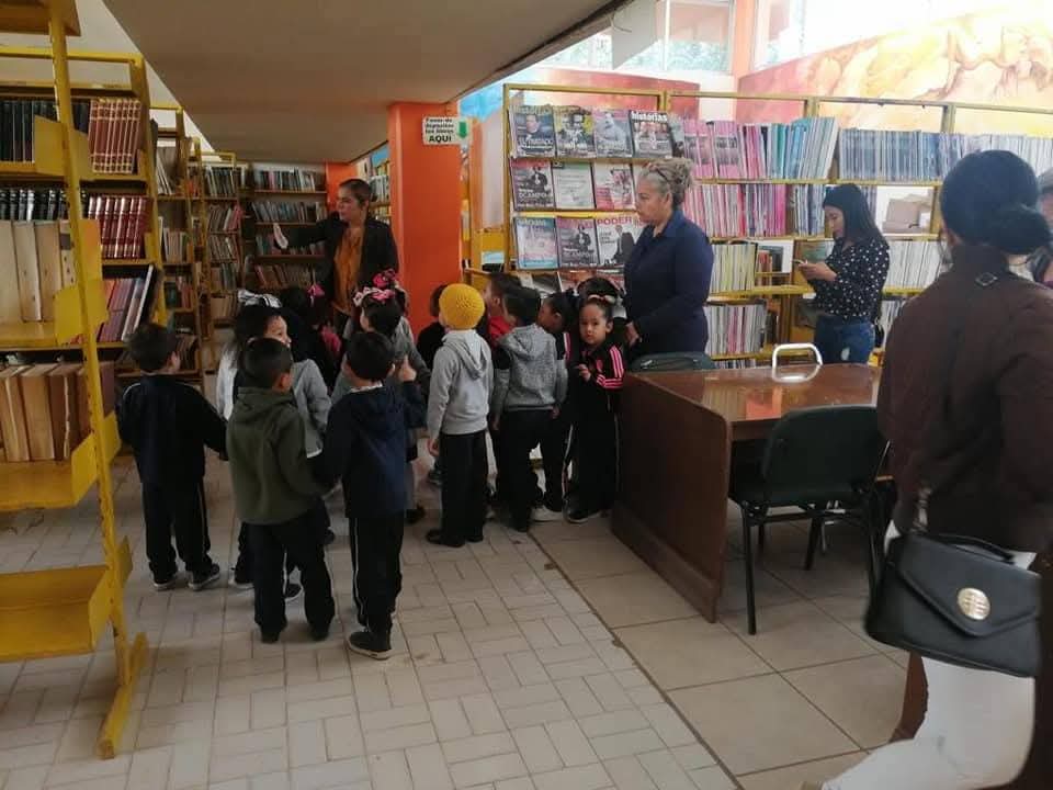 Alumnos de visita en la Biblioteca Pública Raúl Cervantes Ahumada