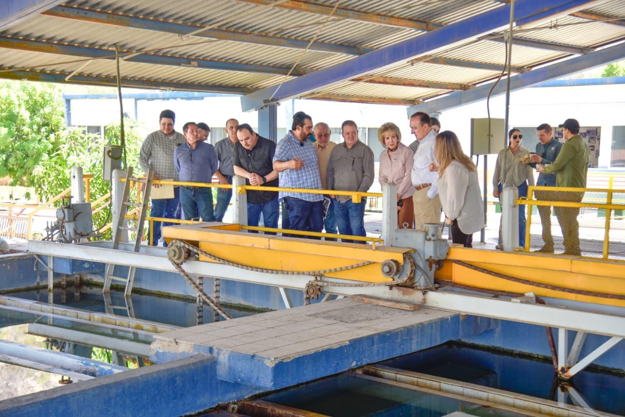 Antonio Menéndez de Llano Bermúdez en la planta potabilizadora Río Fuerte