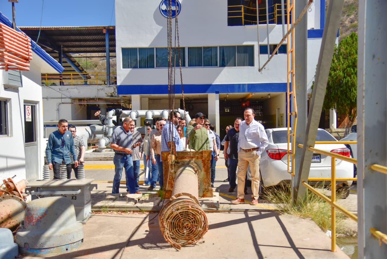 Antonio Menéndez de Llano Bermúdez en la planta potabilizadora Río Fuerte